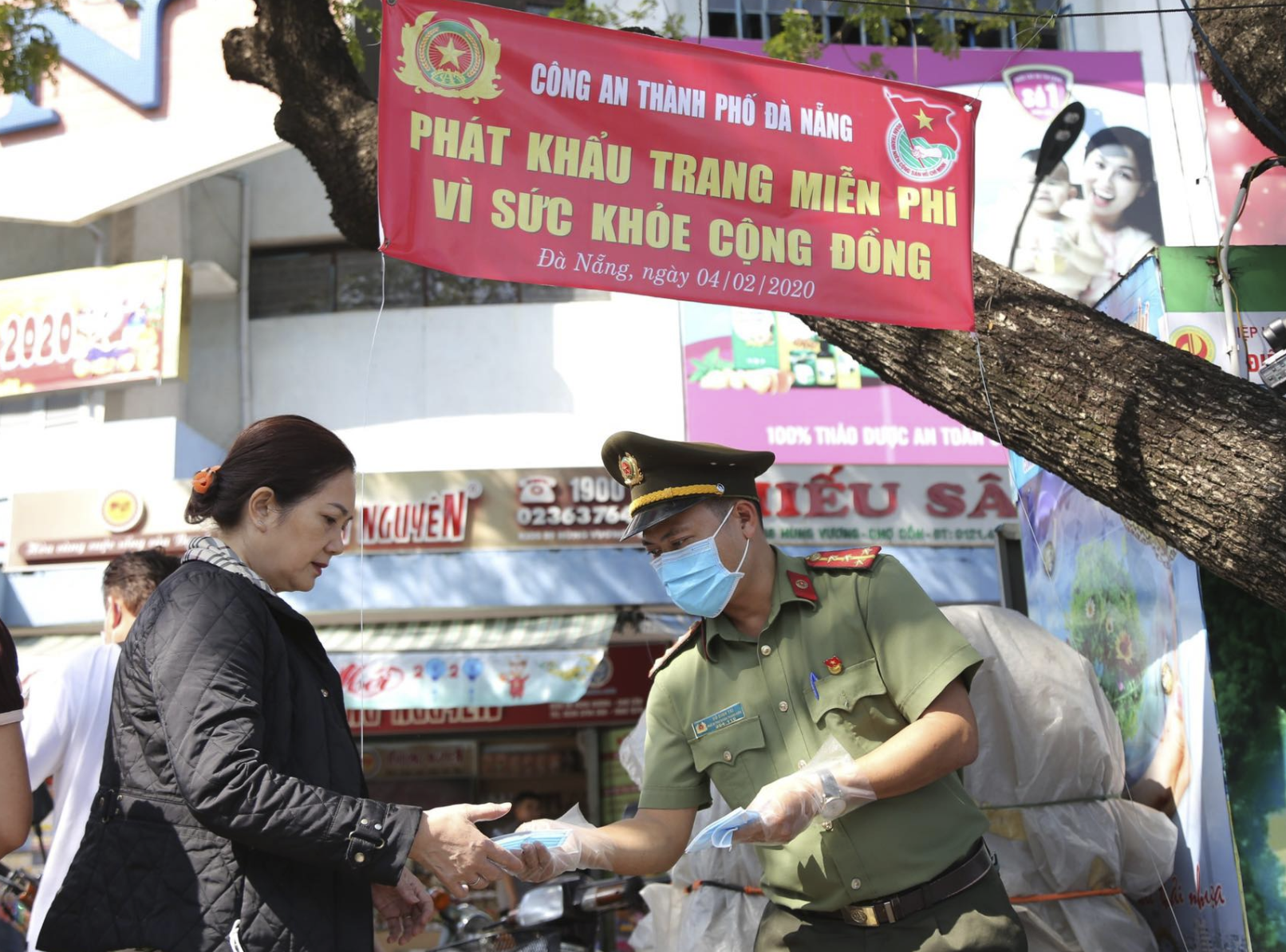 Đà Nẵng giao Công an xử lí người vứt khẩu trang không đúng khi thành phố đang phòng dịch Covid-19 - Ảnh 1. Đà Nẵng giao Công an xử lí người vứt khẩu trang không đúng khi thành phố đang phòng dịch Covid-19 - Ảnh 1.