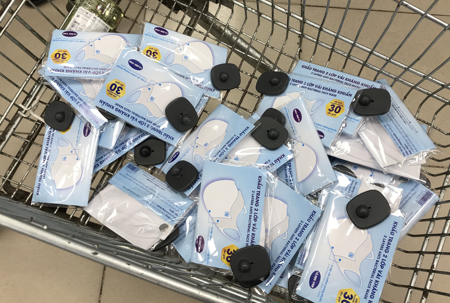Cận cảnh khẩu trang kháng khuẩn giặt 30 lần, giá chỉ 9.500 đồng tại Co.opmart, có khách mua 50 chiếc - Ảnh 7. Cận cảnh khẩu trang kháng khuẩn giặt 30 lần, giá chỉ 9.500 đồng tại Co.opmart, có khách mua 50 chiếc - Ảnh 7.