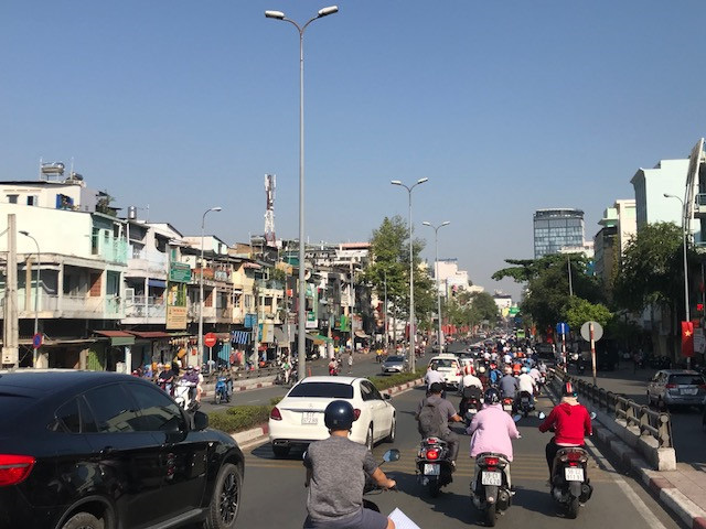 Dịch Covid 19: Đường phố TP HCM dần đông đúc, có 'sinh khí' trở lại - Ảnh 2.