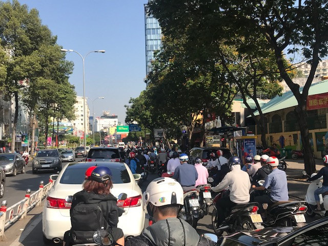 Dịch Covid 19: Đường phố TP HCM dần đông đúc, có 'sinh khí' trở lại - Ảnh 6.