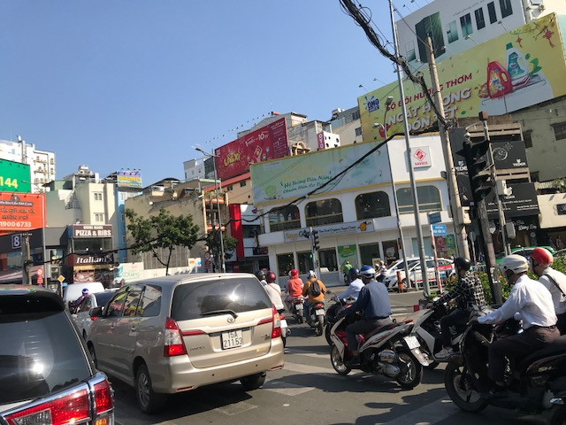 Dịch Covid 19: Đường phố TP HCM dần đông đúc, có 'sinh khí' trở lại - Ảnh 7.