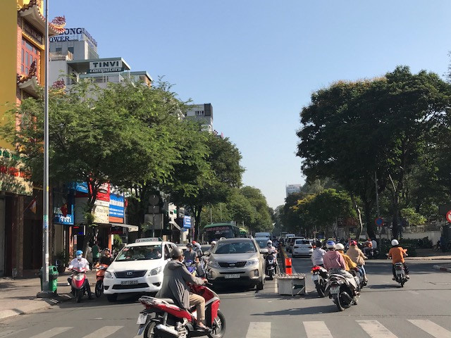 Dịch Covid 19: Đường phố TP HCM dần đông đúc, có 'sinh khí' trở lại - Ảnh 9.
