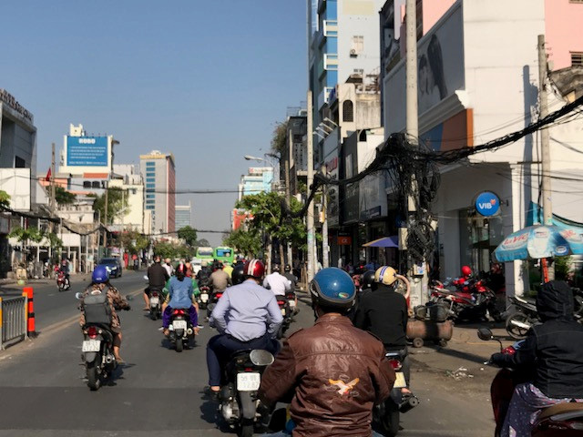Dịch Covid 19: Đường phố TP HCM dần đông đúc, có 'sinh khí' trở lại - Ảnh 10.
