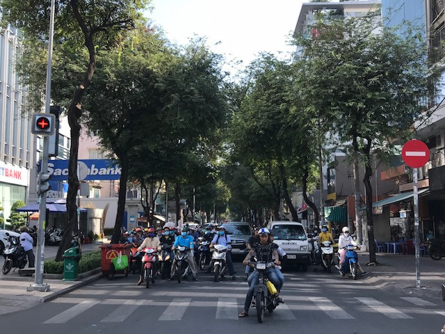 Dịch Covid 19: Đường phố TP HCM dần đông đúc, có 'sinh khí' trở lại - Ảnh 11.