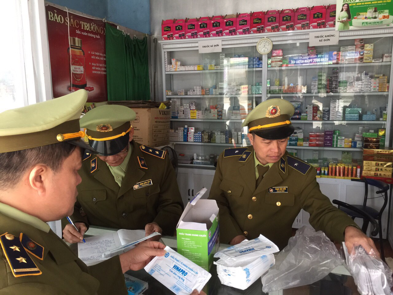 Xử lí 85 cửa hàng hét giá khẩu trang, phát hiện người gom 250.000 khẩu trang bán qua Trung Quốc kiếm lời - Ảnh 1. Xử lí 85 cửa hàng hét giá khẩu trang, phát hiện người gom 250.000 khẩu trang bán qua Trung Quốc kiếm lời - Ảnh 1.