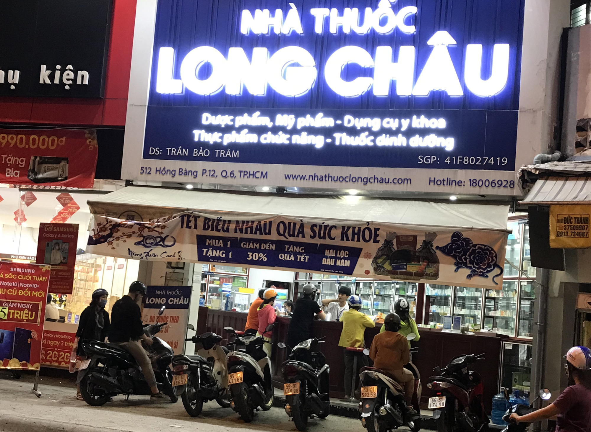 Người Sài Gòn rồng rắn xếp hàng dưới trời nắng để mua khẩu trang 35.000 đồng/hộp - Ảnh 14. Người Sài Gòn rồng rắn xếp hàng dưới trời nắng để mua khẩu trang 35.000 đồng/hộp - Ảnh 14.