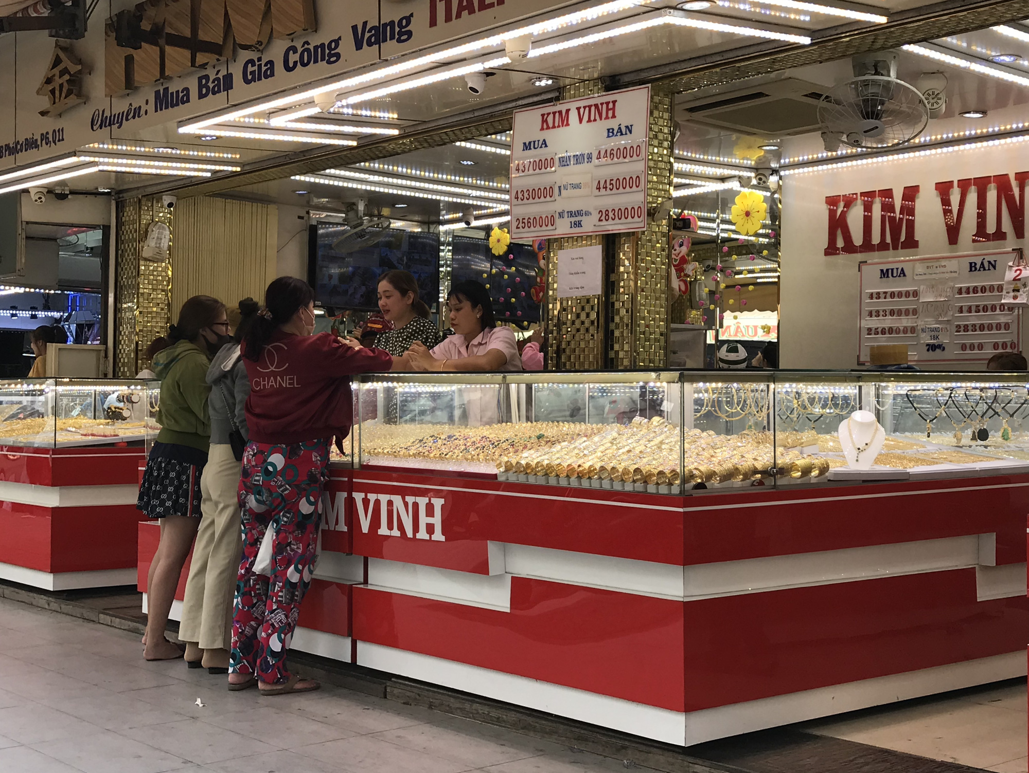 Loạn giá vàng dịp Thần tài, chênh lệch mua bán cả triệu, vàng hạ giá nhưng có nơi vẫn bán trên 45 triệu đồng/lượng - Ảnh 3. Loạn giá vàng dịp Thần tài, chênh lệch mua bán cả triệu, vàng hạ giá nhưng có nơi vẫn bán trên 45 triệu đồng/lượng - Ảnh 3.