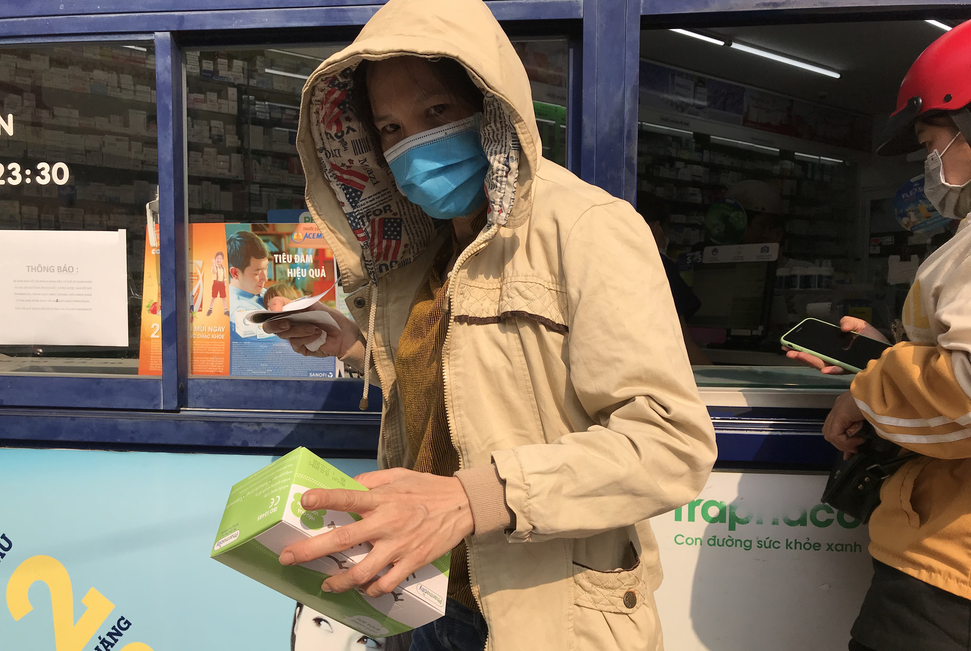 Người Sài Gòn rồng rắn xếp hàng dưới trời nắng để mua khẩu trang 35.000 đồng/hộp - Ảnh 9. Người Sài Gòn rồng rắn xếp hàng dưới trời nắng để mua khẩu trang 35.000 đồng/hộp - Ảnh 9.