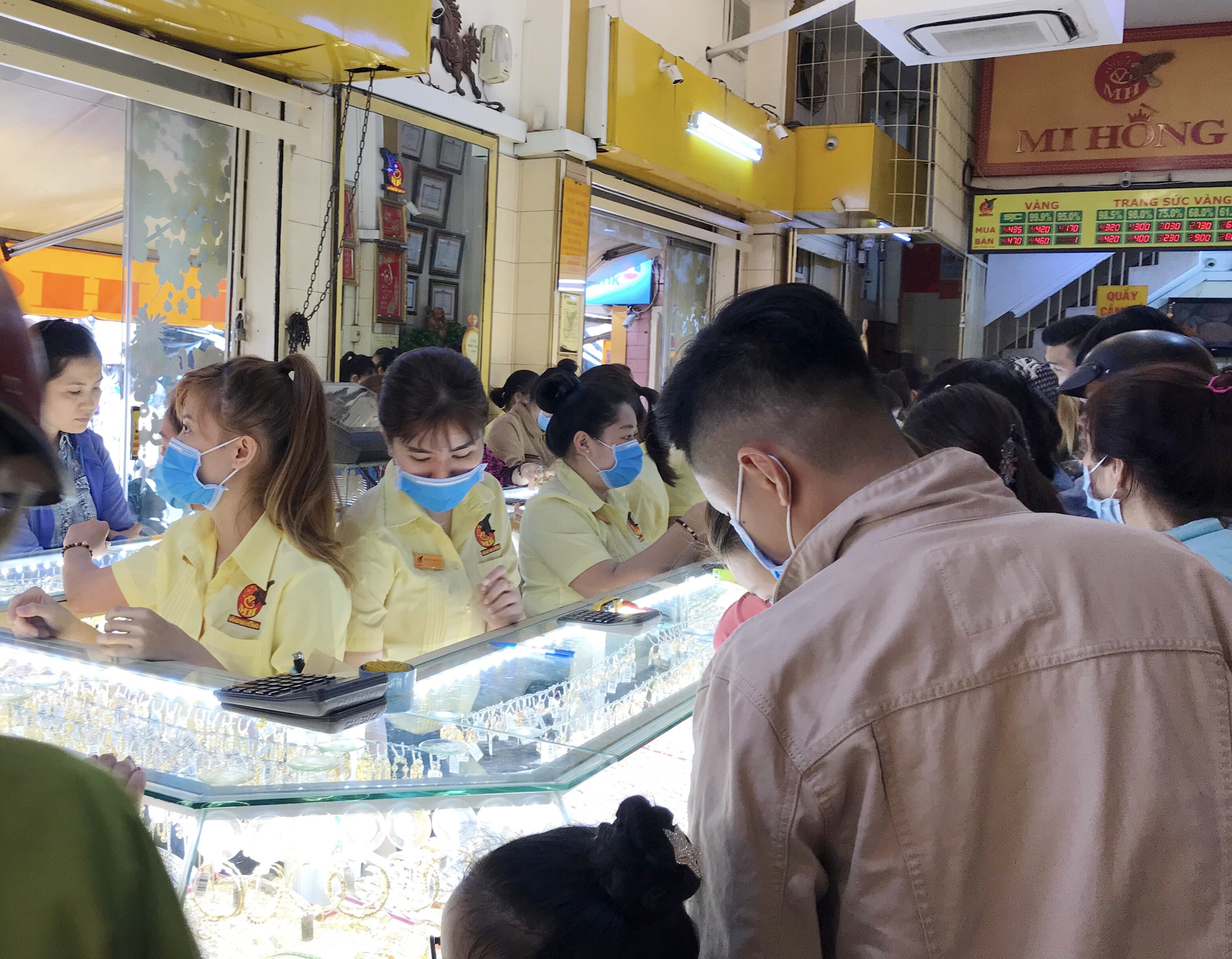 Loạn giá vàng dịp Thần tài, chênh lệch mua bán cả triệu, vàng hạ giá nhưng có nơi vẫn bán trên 45 triệu đồng/lượng - Ảnh 2. Loạn giá vàng dịp Thần tài, chênh lệch mua bán cả triệu, vàng hạ giá nhưng có nơi vẫn bán trên 45 triệu đồng/lượng - Ảnh 2.