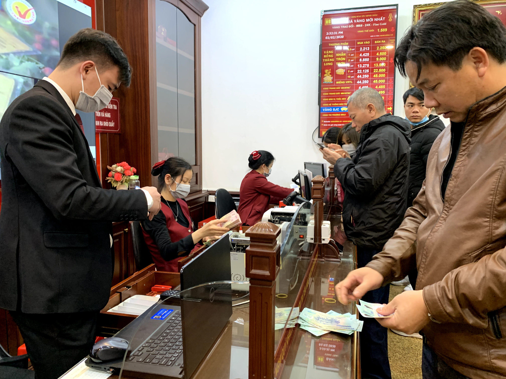 Phố vàng Hà Nội vắng vẻ lạ thường trước ngày Vía thần Tài - Ảnh 12. Phố vàng Hà Nội vắng vẻ lạ thường trước ngày Vía thần Tài - Ảnh 12.