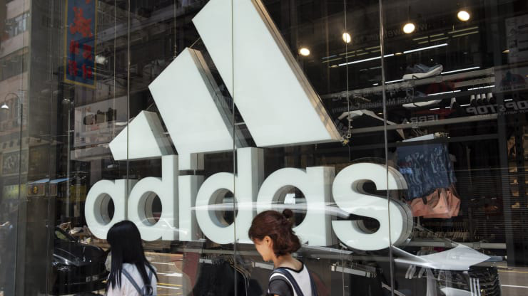 Doanh số bán hàng của Adidas lao dốc vì virus corona - Ảnh 1. Doanh số bán hàng của Adidas lao dốc vì virus corona - Ảnh 1.