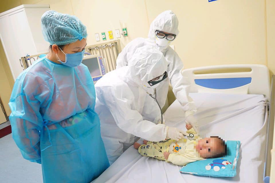 Bác sĩ từ giật mình thương bé 3 tháng tuổi nhiễm Covid-19 tới niềm vui khó tả khi bé xuất viện - Ảnh 1. Bác sĩ từ giật mình thương bé 3 tháng tuổi nhiễm Covid-19 tới niềm vui khó tả khi bé xuất viện - Ảnh 1.