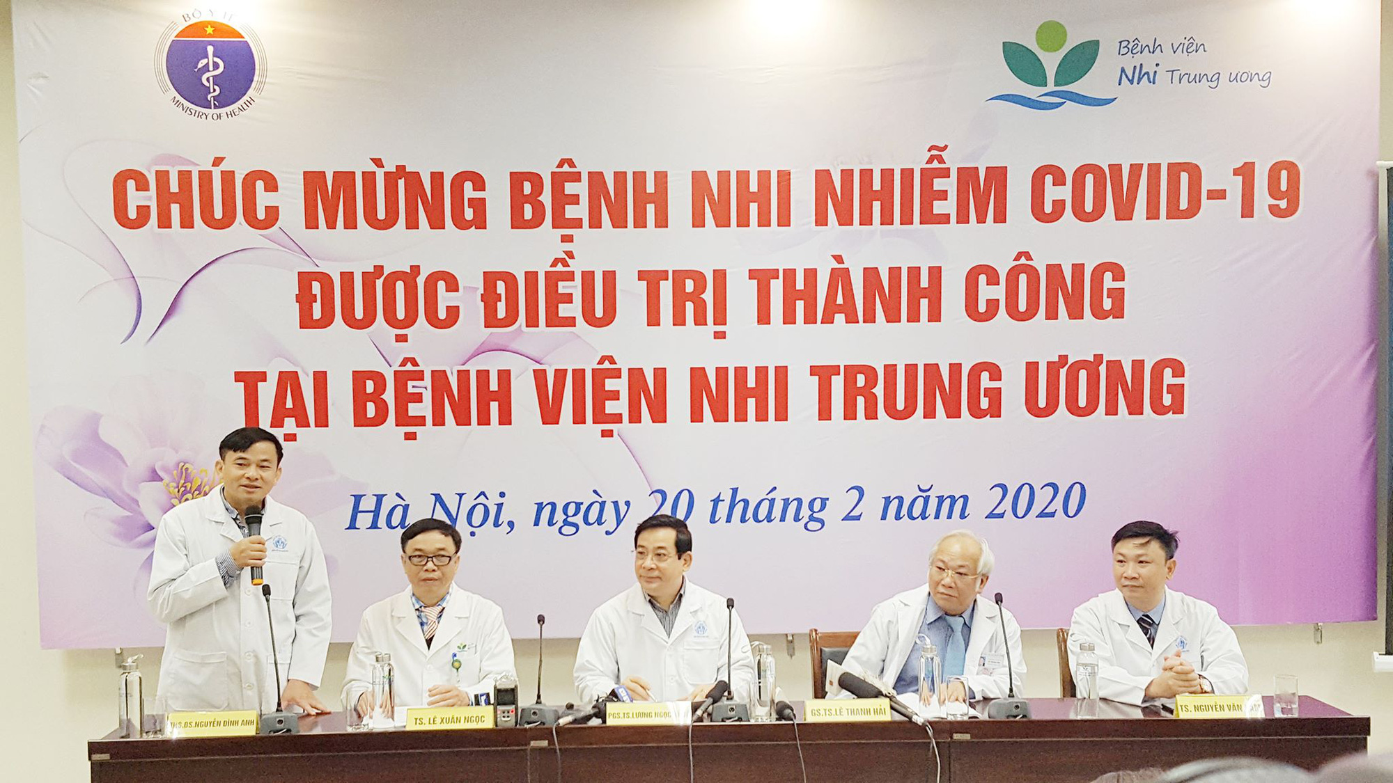Bác sĩ từ giật mình thương bé 3 tháng tuổi nhiễm Covid-19 tới niềm vui khó tả khi bé xuất viện - Ảnh 2. Bác sĩ từ giật mình thương bé 3 tháng tuổi nhiễm Covid-19 tới niềm vui khó tả khi bé xuất viện - Ảnh 2.