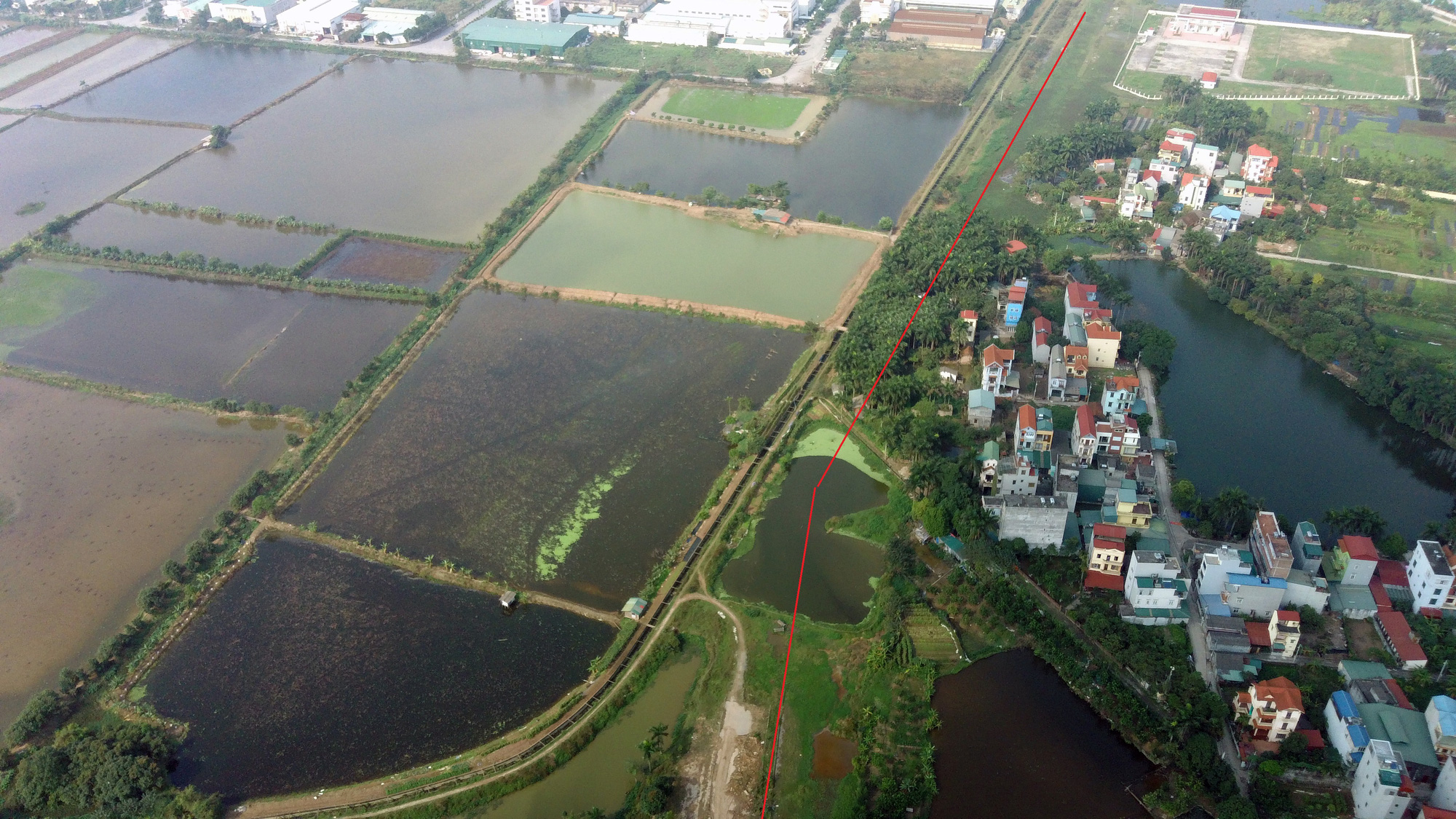 Đường nối KCN Nam Thăng Long với Hoàng Quốc Việt kéo dài bỏ hoang hơn thập kỉ thành nơi 'nuôi cá' - Ảnh 8. Đường nối KCN Nam Thăng Long với Hoàng Quốc Việt kéo dài bỏ hoang hơn thập kỉ thành nơi 'nuôi cá' - Ảnh 8.