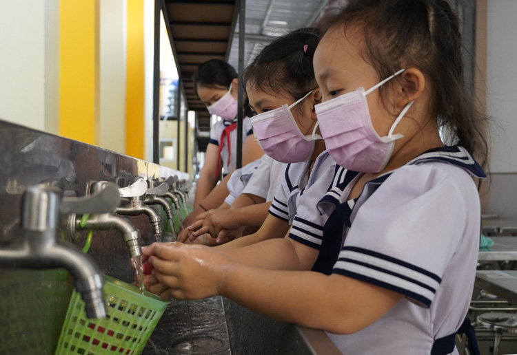 Phản ứng trái chiều về đề xuất nghỉ học hết tháng 3 - Ảnh 2. Phản ứng trái chiều về đề xuất nghỉ học hết tháng 3 - Ảnh 2.