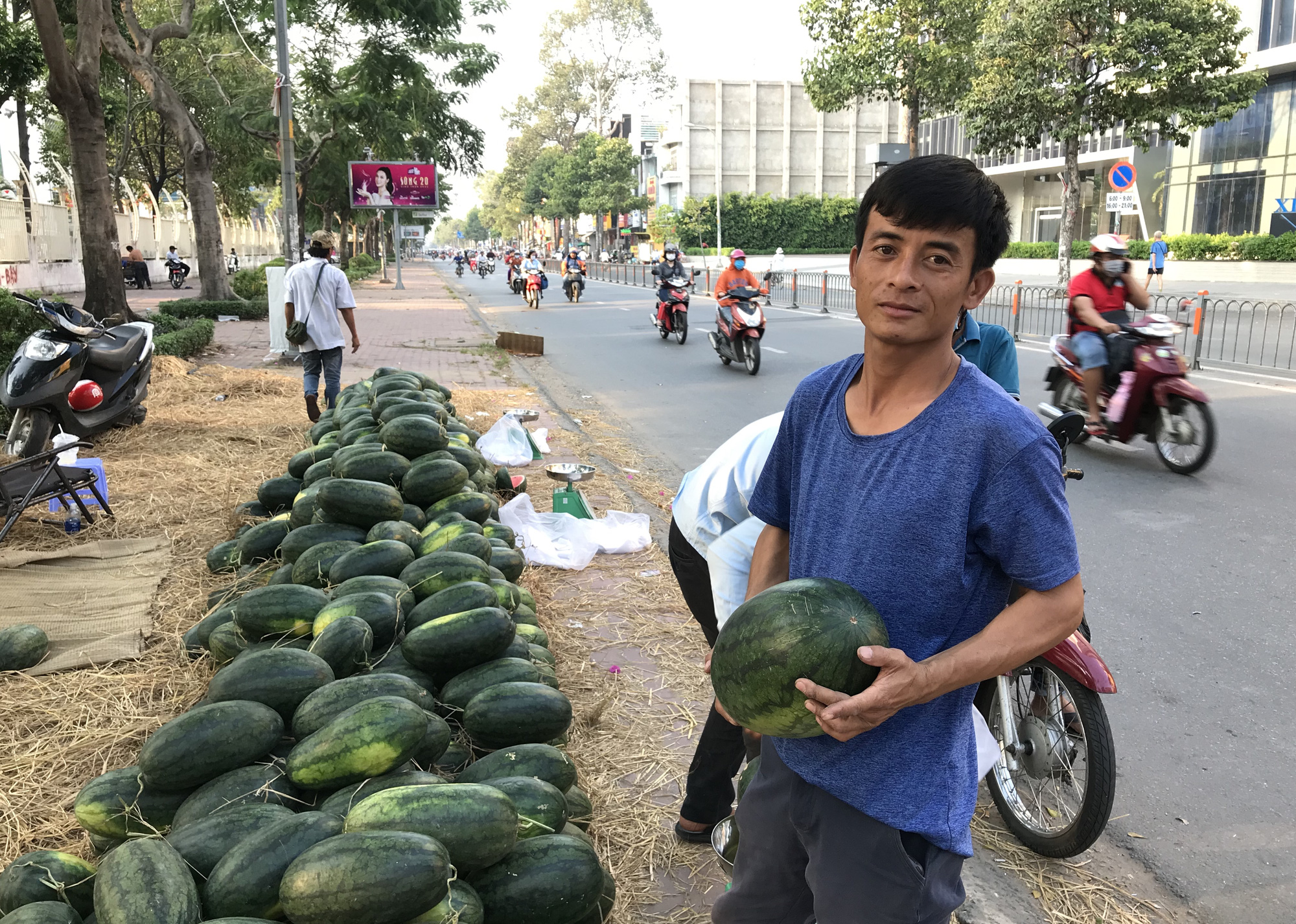 Vì sao giá dưa hấu tại vườn đã tăng trở lại nhưng TP HCM vẫn giải cứu chỉ 6.000 đồng/kg? - Ảnh 2.