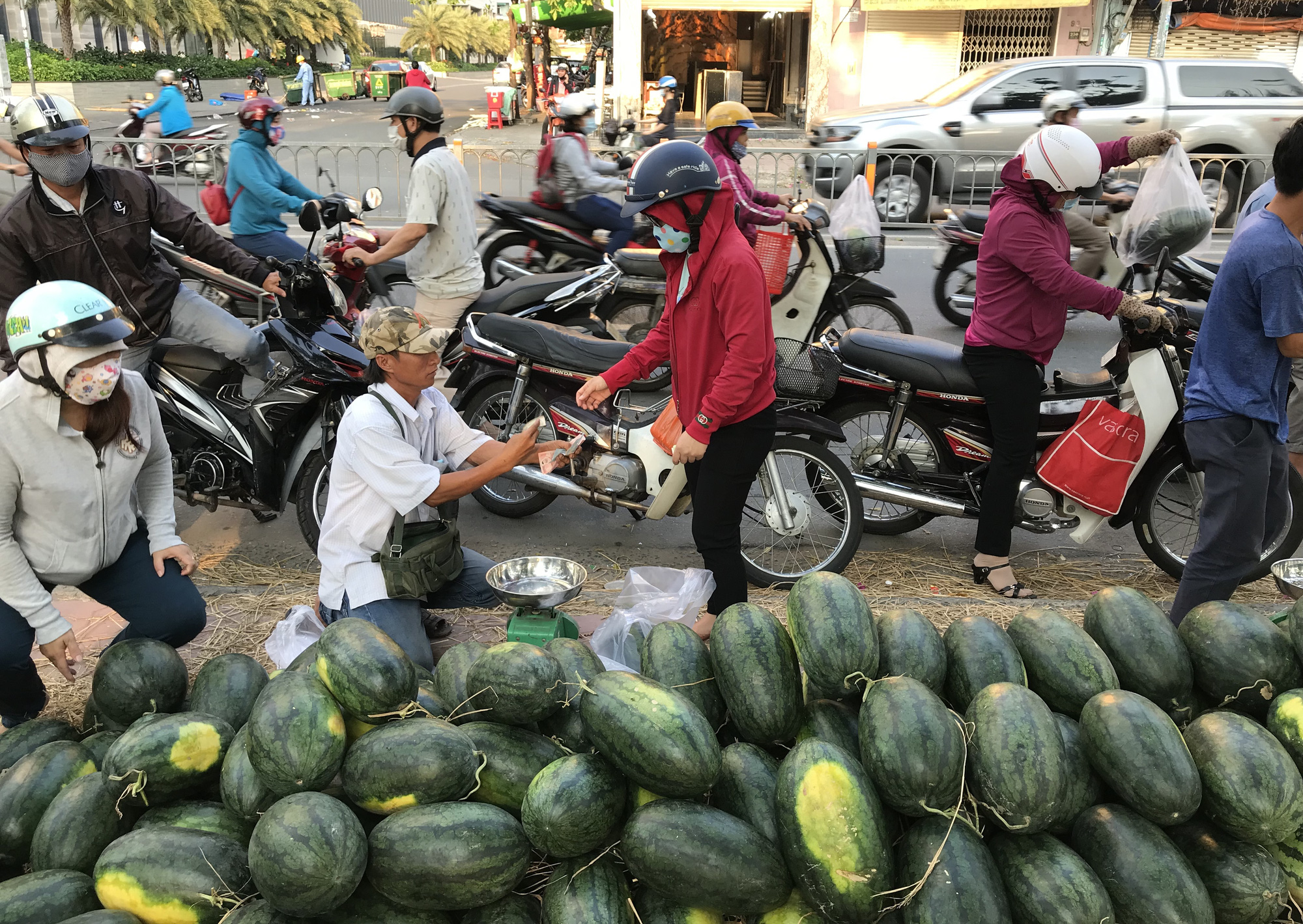 Thêm 2 ngân hàng hạ lãi suất cho vay giữa dịch Covid-19 diễn biến phức - Ảnh 2.