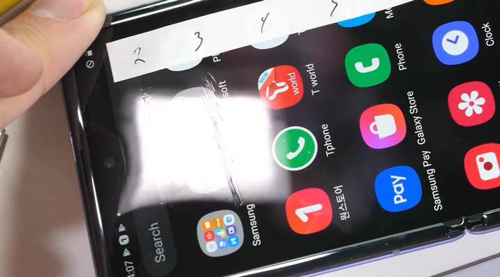 Tại sao lớp bảo vệ màn hình của Samsung Galaxy Z Flip vẫn là nhựa - Ảnh 2. Tại sao lớp bảo vệ màn hình của Samsung Galaxy Z Flip vẫn là nhựa - Ảnh 2.