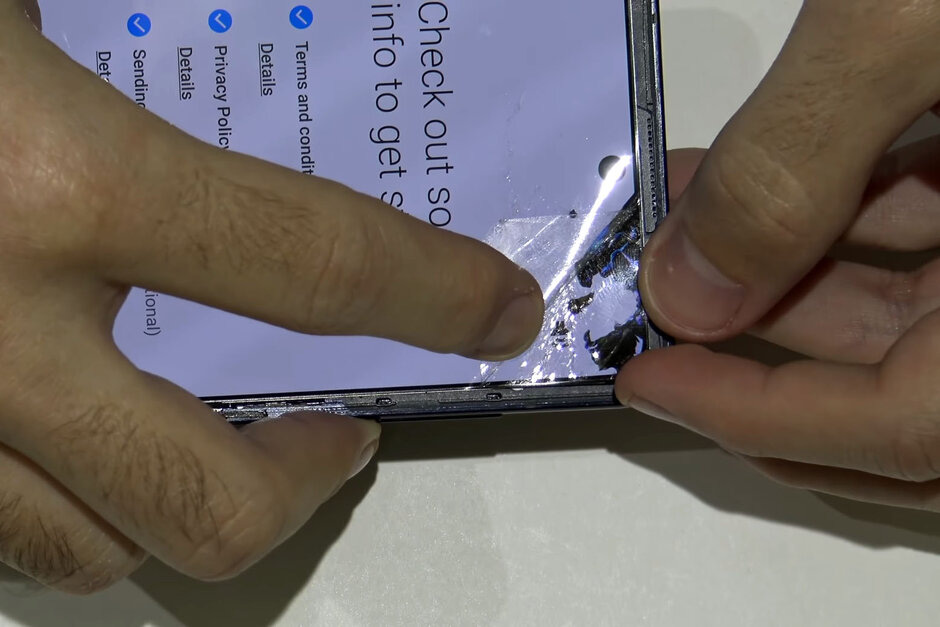 Tại sao lớp bảo vệ màn hình của Samsung Galaxy Z Flip vẫn là nhựa - Ảnh 3. Tại sao lớp bảo vệ màn hình của Samsung Galaxy Z Flip vẫn là nhựa - Ảnh 3.