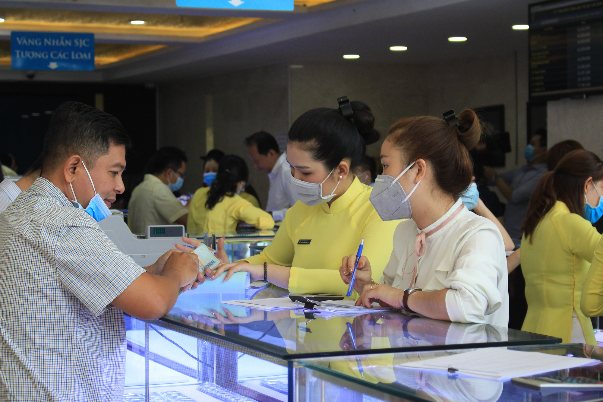 Giá vàng trong nước tăng vọt, chạy đà lên 46 triệu đồng mỗi lượng - Ảnh 1. Giá vàng trong nước tăng vọt, chạy đà lên 46 triệu đồng mỗi lượng - Ảnh 1.