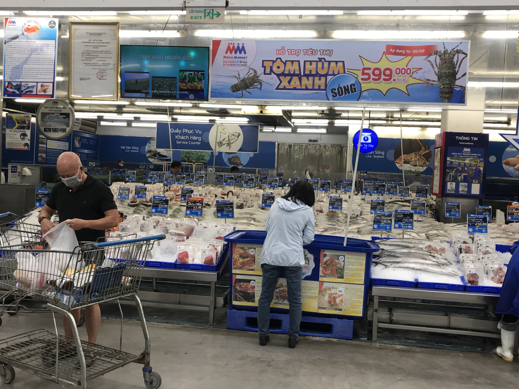 Cận cảnh giải cứu tôm hùm ở Sài Gòn, mới 9h sáng đã hết sạch, có siêu thị chế biến miễn phí cho khách ngay tại chỗ - Ảnh 1. Cận cảnh giải cứu tôm hùm ở Sài Gòn, mới 9h sáng đã hết sạch, có siêu thị chế biến miễn phí cho khách ngay tại chỗ - Ảnh 1.
