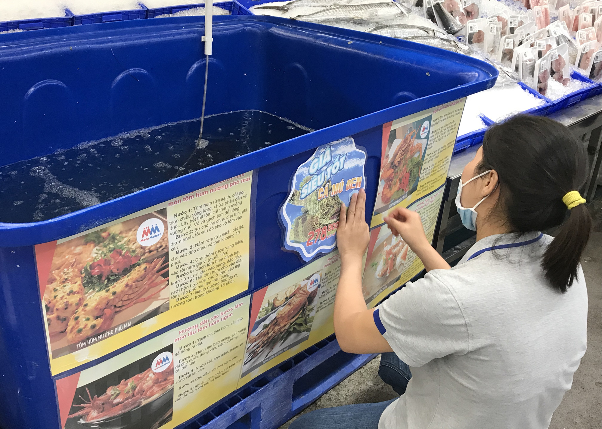 Cận cảnh giải cứu tôm hùm ở Sài Gòn, mới 9h sáng đã hết sạch, có siêu thị chế biến miễn phí cho khách ngay tại chỗ - Ảnh 5. Cận cảnh giải cứu tôm hùm ở Sài Gòn, mới 9h sáng đã hết sạch, có siêu thị chế biến miễn phí cho khách ngay tại chỗ - Ảnh 5.