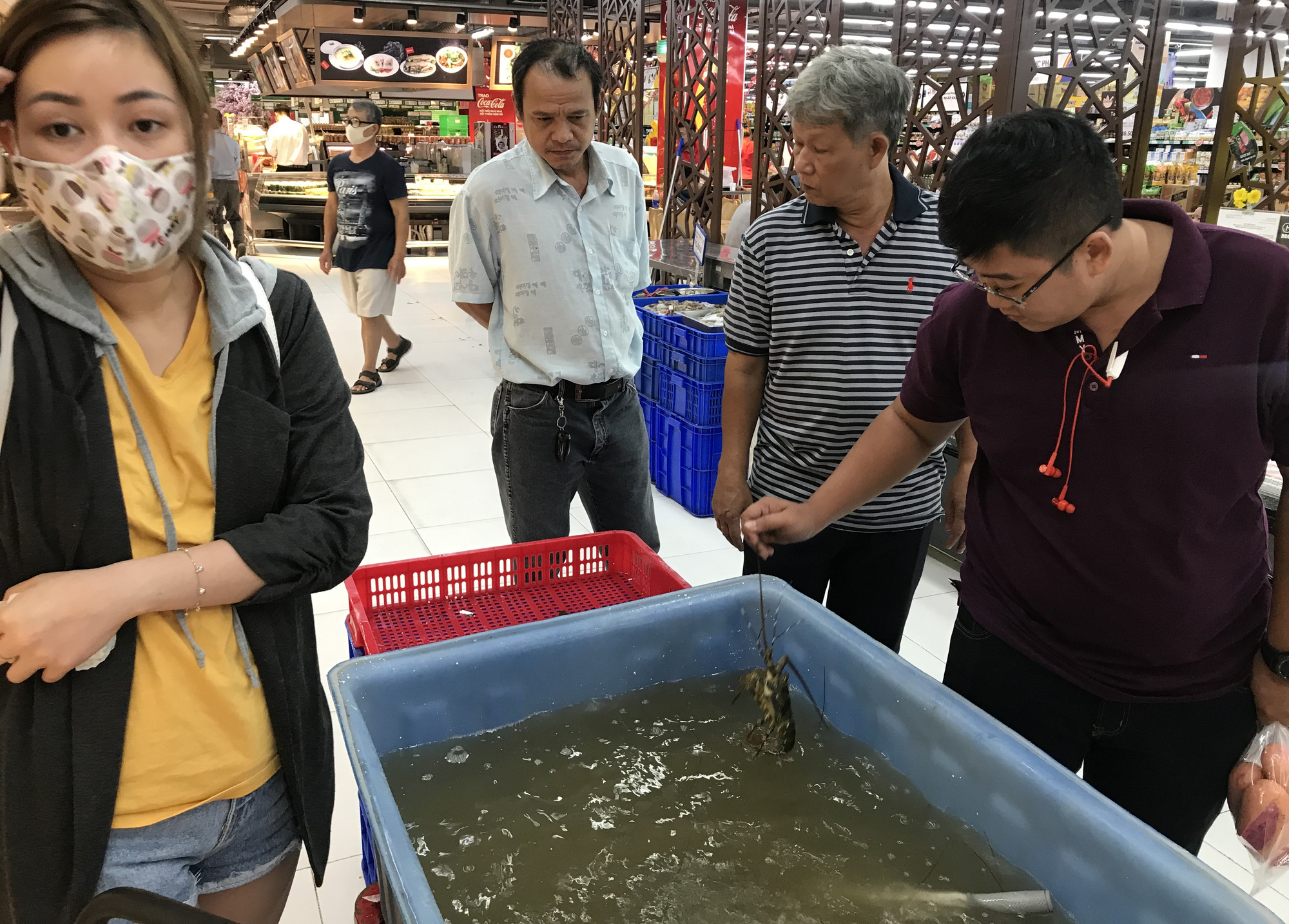 Cận cảnh giải cứu tôm hùm ở Sài Gòn, mới 9h sáng đã hết sạch, có siêu thị chế biến miễn phí cho khách ngay tại chỗ - Ảnh 6. Cận cảnh giải cứu tôm hùm ở Sài Gòn, mới 9h sáng đã hết sạch, có siêu thị chế biến miễn phí cho khách ngay tại chỗ - Ảnh 6.