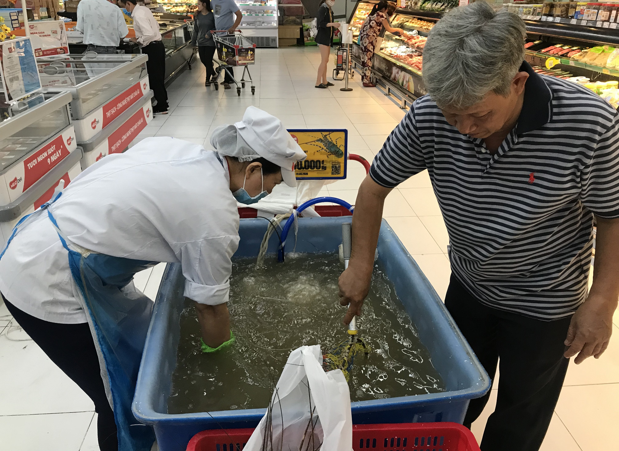 Cận cảnh giải cứu tôm hùm ở Sài Gòn, mới 9h sáng đã hết sạch, có siêu thị chế biến miễn phí cho khách ngay tại chỗ - Ảnh 7. Cận cảnh giải cứu tôm hùm ở Sài Gòn, mới 9h sáng đã hết sạch, có siêu thị chế biến miễn phí cho khách ngay tại chỗ - Ảnh 7.