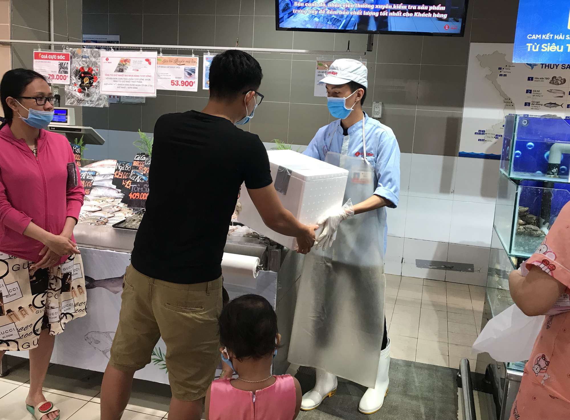 Cận cảnh giải cứu tôm hùm ở Sài Gòn, mới 9h sáng đã hết sạch, có siêu thị chế biến miễn phí cho khách ngay tại chỗ - Ảnh 13. Cận cảnh giải cứu tôm hùm ở Sài Gòn, mới 9h sáng đã hết sạch, có siêu thị chế biến miễn phí cho khách ngay tại chỗ - Ảnh 13.