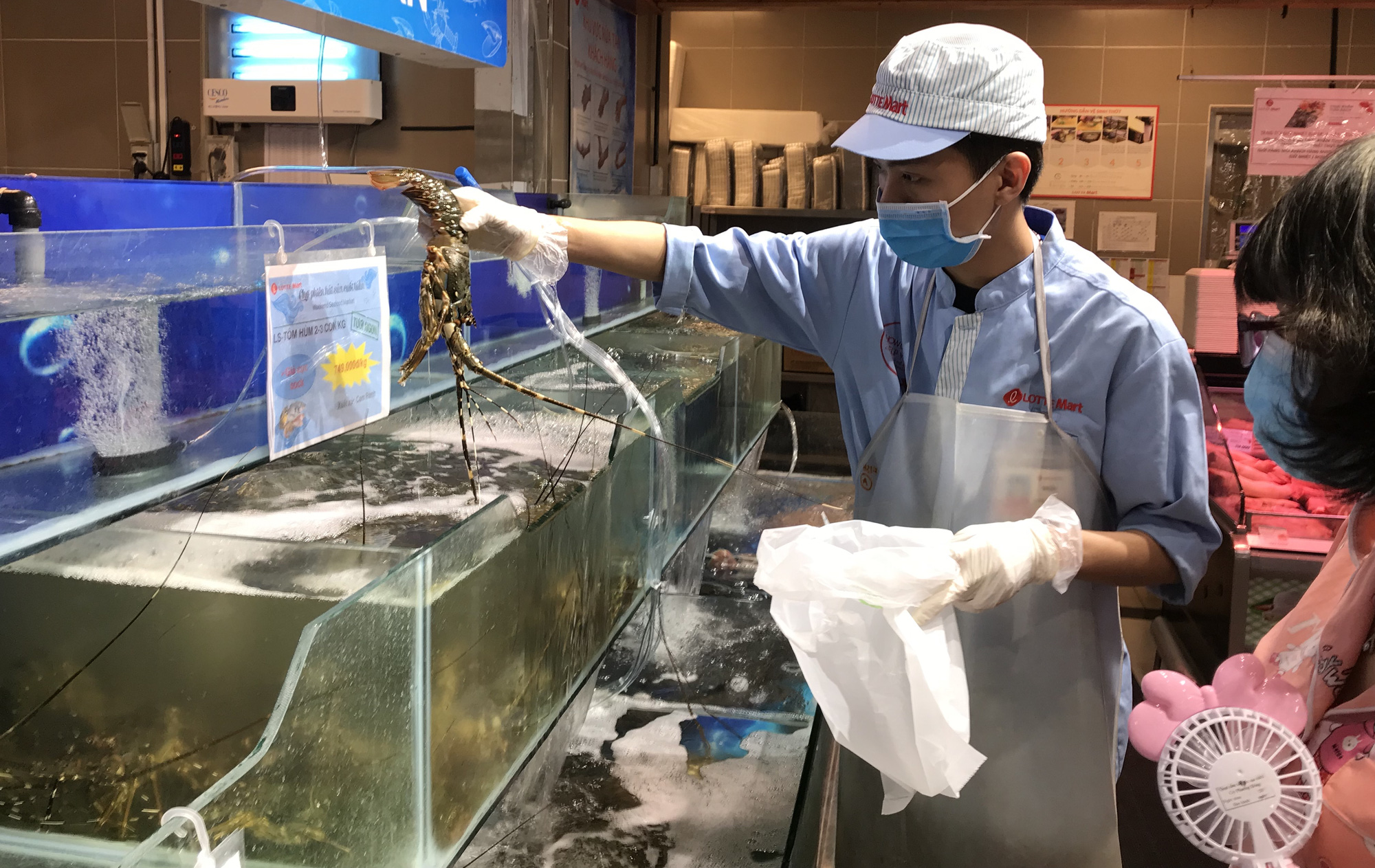 Cận cảnh giải cứu tôm hùm ở Sài Gòn, mới 9h sáng đã hết sạch, có siêu thị chế biến miễn phí cho khách ngay tại chỗ - Ảnh 11. Cận cảnh giải cứu tôm hùm ở Sài Gòn, mới 9h sáng đã hết sạch, có siêu thị chế biến miễn phí cho khách ngay tại chỗ - Ảnh 11.
