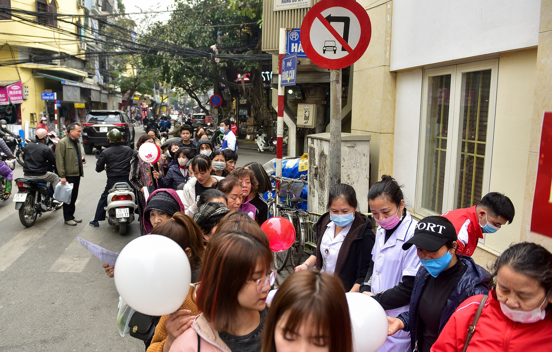 Hà Nội: Người dân xếp hàng dài nhận nước rửa tay miễn phí - Ảnh 5.
