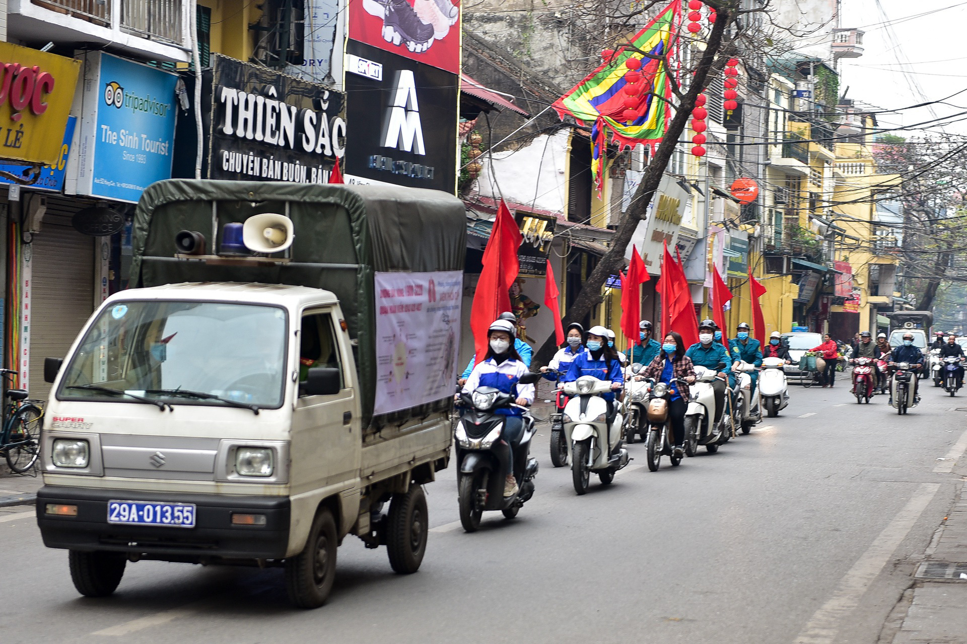 Hà Nội: Người dân xếp hàng dài nhận nước rửa tay miễn phí - Ảnh 11.