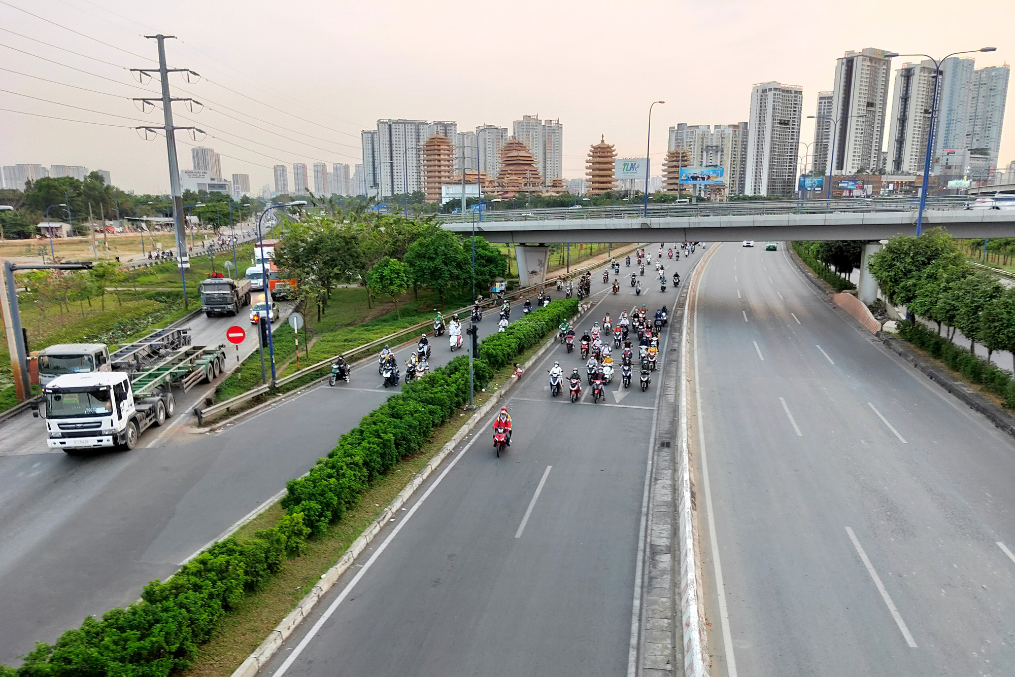 Nhiều 'điểm đen' giao thông ở TP HCM thoát cảnh kẹt xe triền miên giờ cao điểm - Ảnh 1. Nhiều 'điểm đen' giao thông ở TP HCM thoát cảnh kẹt xe triền miên giờ cao điểm - Ảnh 1.