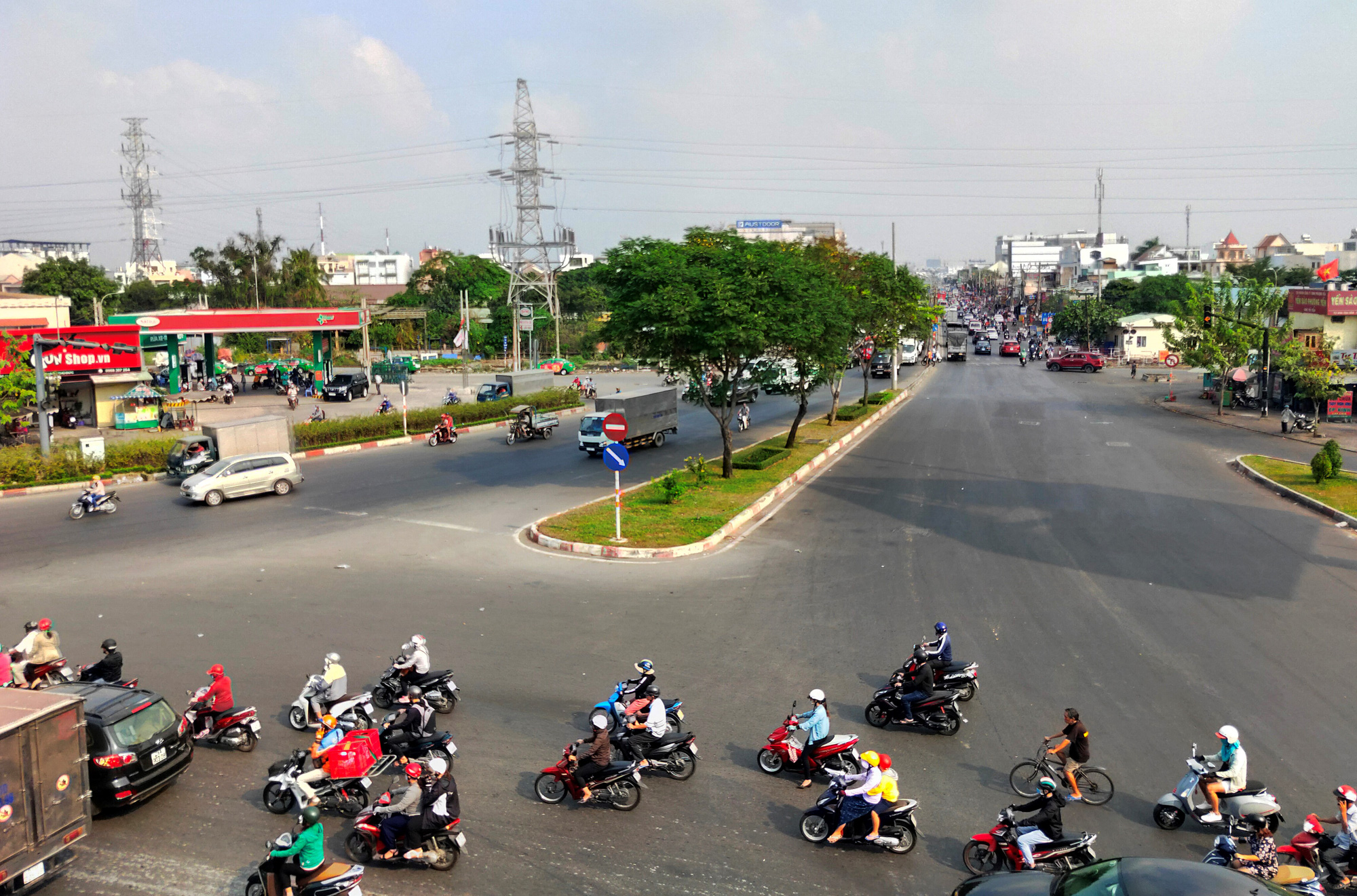 Nhiều 'điểm đen' giao thông ở TP HCM thoát cảnh kẹt xe triền miên giờ cao điểm - Ảnh 10. Nhiều 'điểm đen' giao thông ở TP HCM thoát cảnh kẹt xe triền miên giờ cao điểm - Ảnh 10.
