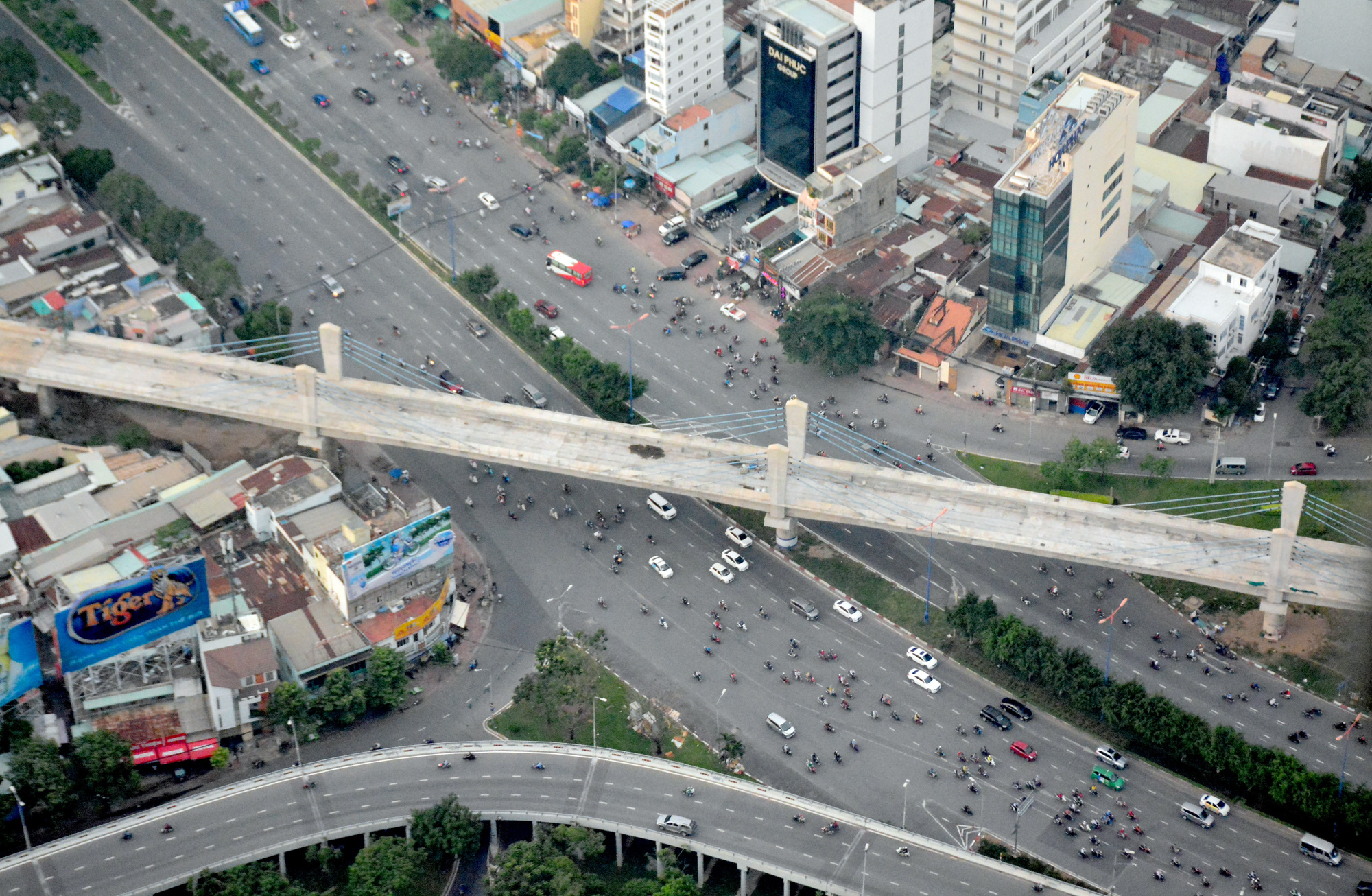 Nhiều 'điểm đen' giao thông ở TP HCM thoát cảnh kẹt xe triền miên giờ cao điểm - Ảnh 11. Nhiều 'điểm đen' giao thông ở TP HCM thoát cảnh kẹt xe triền miên giờ cao điểm - Ảnh 11.