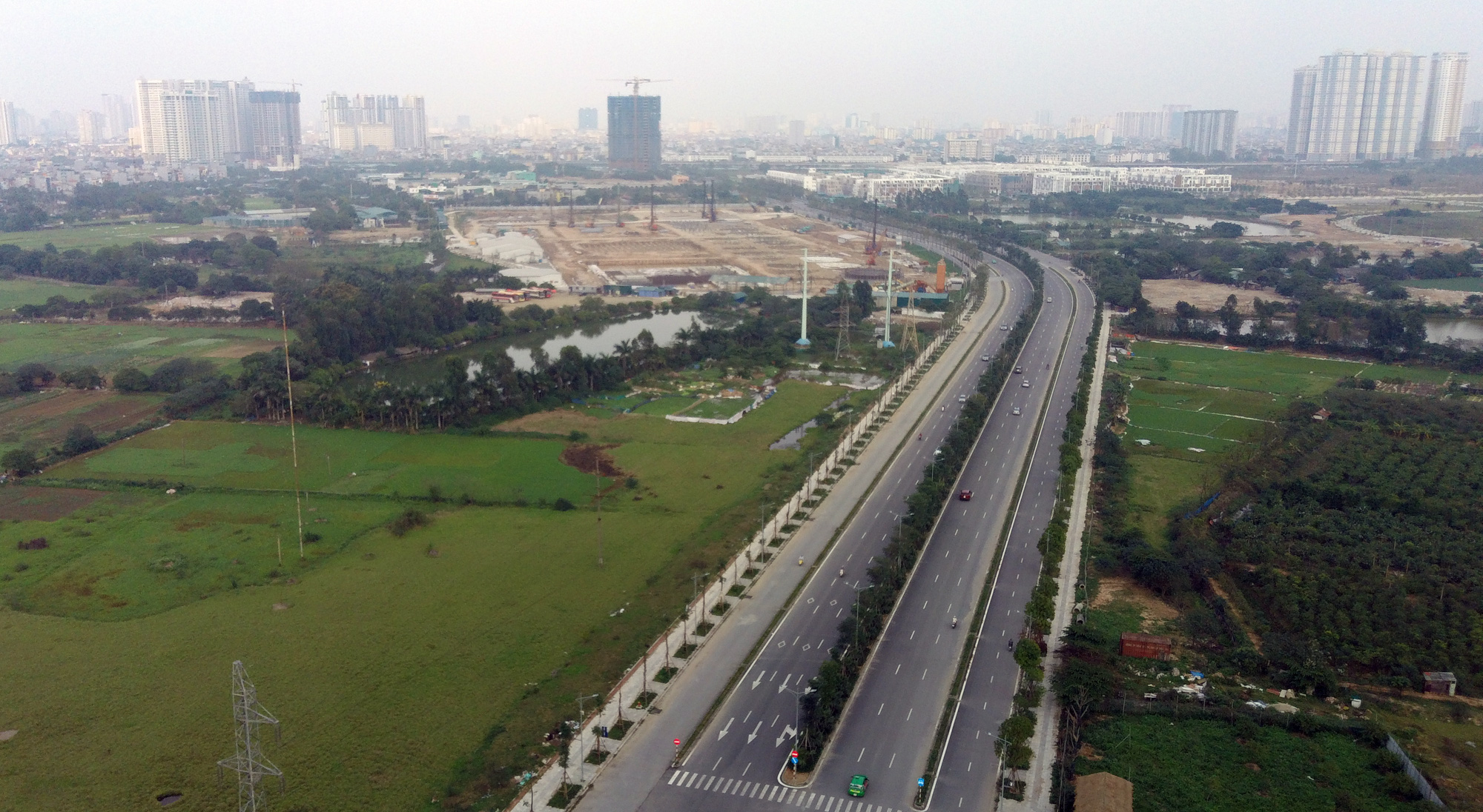 Đường BT ngàn tỉ Nguyễn Xiển - Xa La nhếch nhác, nhiều bẫy khiến người dân không muốn đi vào làn xe máy - Ảnh 1. Đường BT ngàn tỉ Nguyễn Xiển - Xa La nhếch nhác, nhiều bẫy khiến người dân không muốn đi vào làn xe máy - Ảnh 1.
