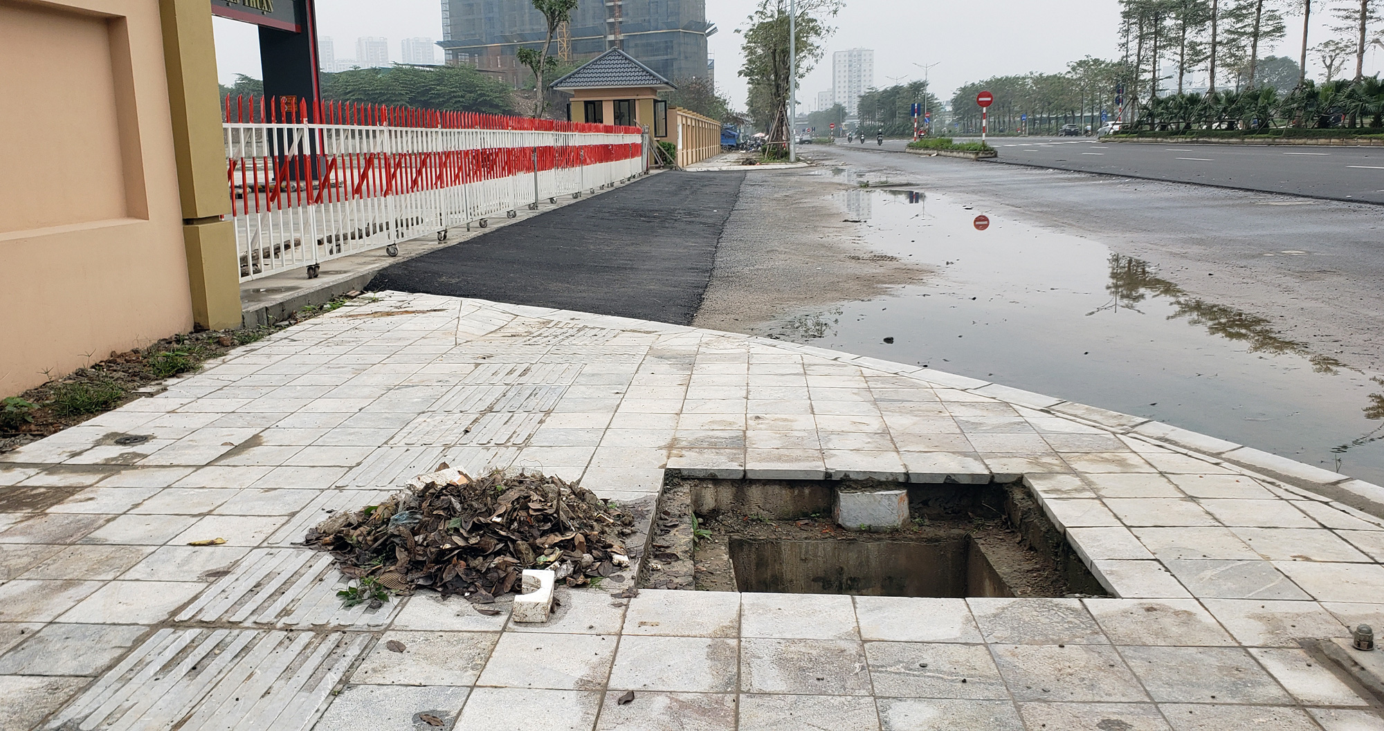 Đường BT ngàn tỉ Nguyễn Xiển - Xa La nhếch nhác, nhiều bẫy khiến người dân không muốn đi vào làn xe máy - Ảnh 12. Đường BT ngàn tỉ Nguyễn Xiển - Xa La nhếch nhác, nhiều bẫy khiến người dân không muốn đi vào làn xe máy - Ảnh 12.