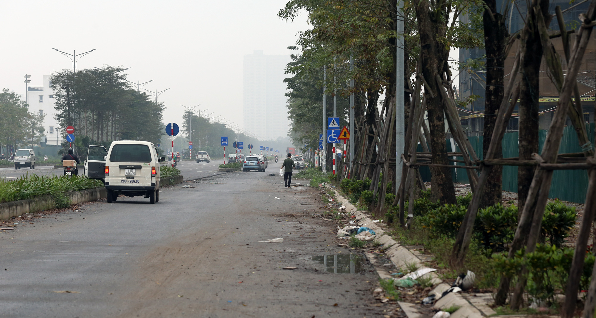 Đường BT ngàn tỉ Nguyễn Xiển - Xa La nhếch nhác, nhiều bẫy khiến người dân không muốn đi vào làn xe máy - Ảnh 14. Đường BT ngàn tỉ Nguyễn Xiển - Xa La nhếch nhác, nhiều bẫy khiến người dân không muốn đi vào làn xe máy - Ảnh 14.