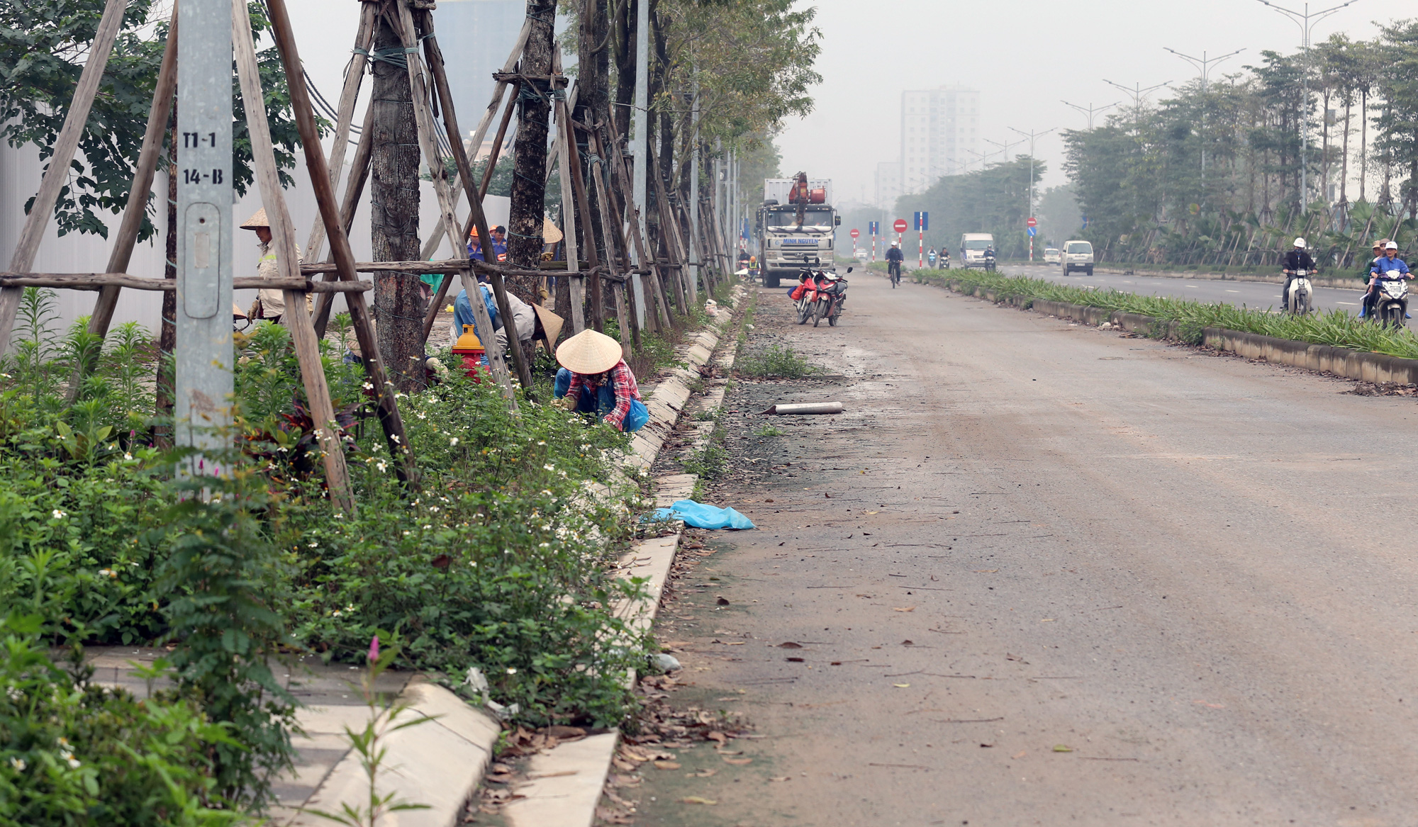 Đường BT ngàn tỉ Nguyễn Xiển - Xa La nhếch nhác, nhiều bẫy khiến người dân không muốn đi vào làn xe máy - Ảnh 16. Đường BT ngàn tỉ Nguyễn Xiển - Xa La nhếch nhác, nhiều bẫy khiến người dân không muốn đi vào làn xe máy - Ảnh 16.