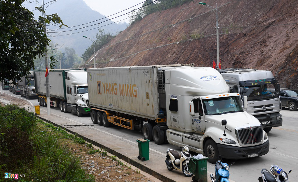 Tài xế nhịn ăn uống, chở hàng sang Trung Quốc - Ảnh 1. Tài xế nhịn ăn uống, chở hàng sang Trung Quốc - Ảnh 1.