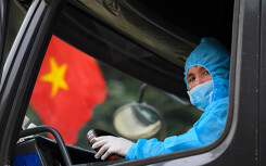 Tài xế nhịn ăn uống, chở hàng sang Trung Quốc