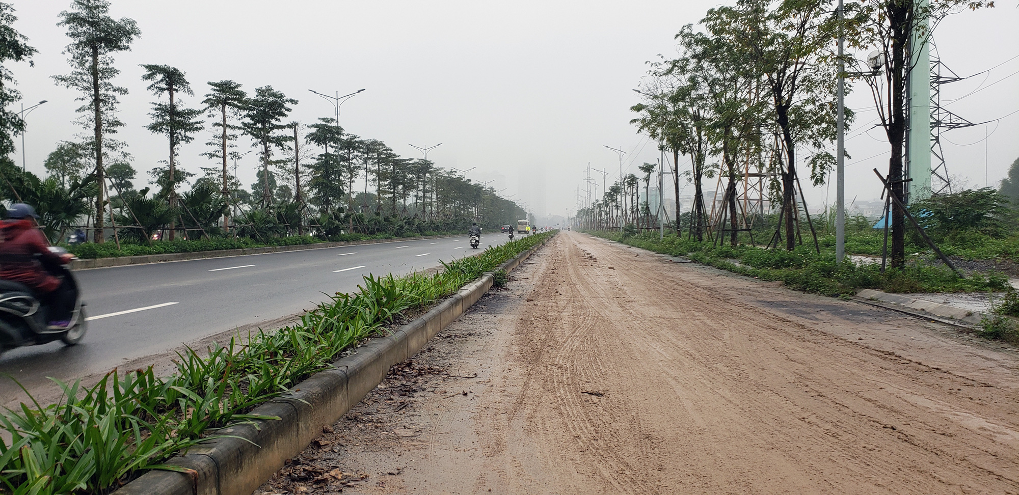 Đường BT ngàn tỉ Nguyễn Xiển - Xa La nhếch nhác, nhiều bẫy khiến người dân không muốn đi vào làn xe máy - Ảnh 6. Đường BT ngàn tỉ Nguyễn Xiển - Xa La nhếch nhác, nhiều bẫy khiến người dân không muốn đi vào làn xe máy - Ảnh 6.