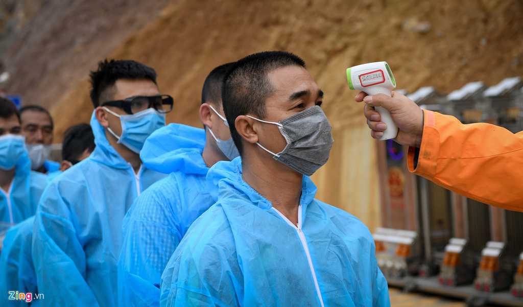 Tài xế nhịn ăn uống, chở hàng sang Trung Quốc - Ảnh 7. Tài xế nhịn ăn uống, chở hàng sang Trung Quốc - Ảnh 7.