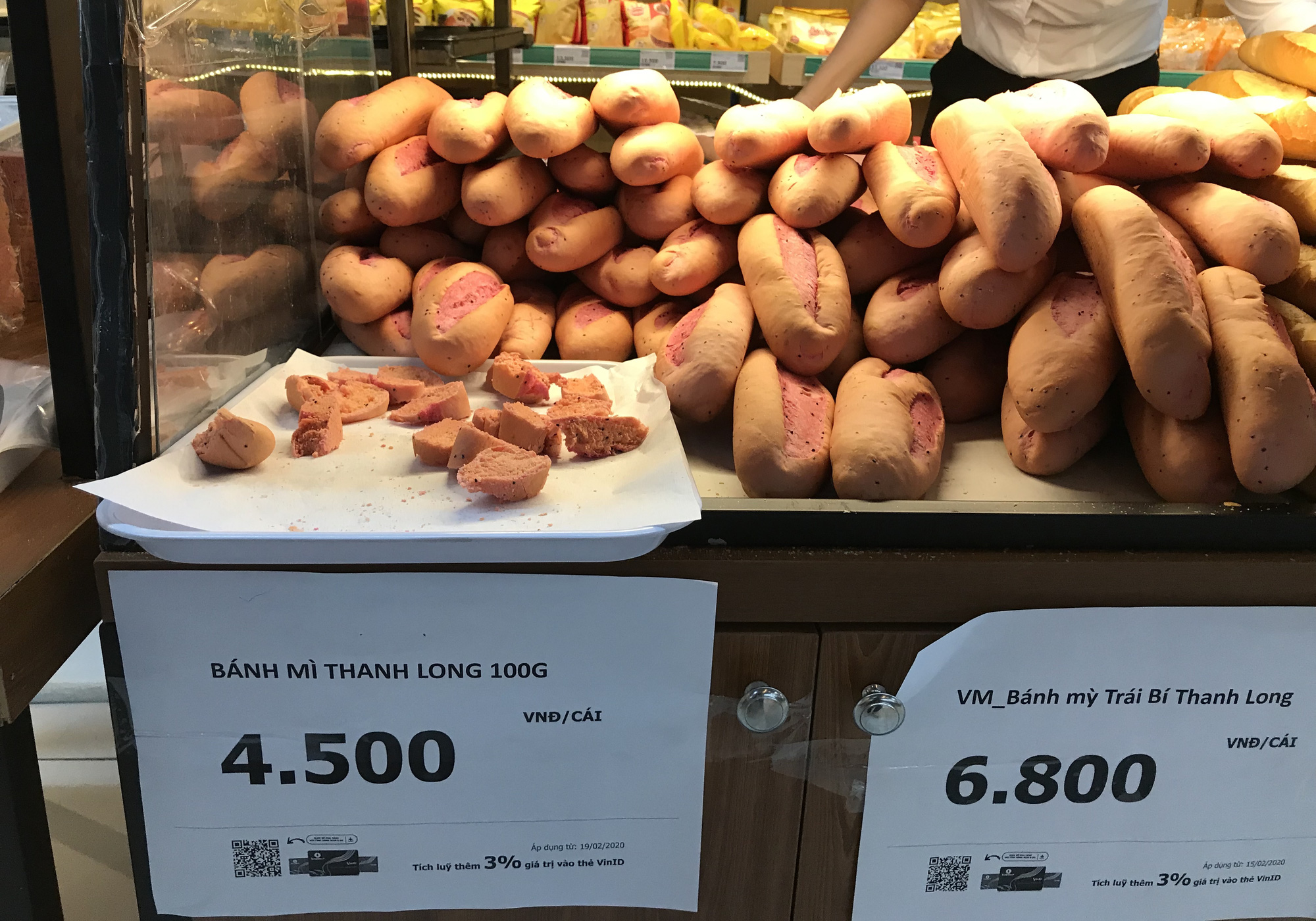 Sau 'vua bánh mì', một loạt siêu thị cùng vào cuộc làm bánh mì thanh long giải cứu nông sản, giá chỉ 4.500 đồng - Ảnh 3. Sau 'vua bánh mì', một loạt siêu thị cùng vào cuộc làm bánh mì thanh long giải cứu nông sản, giá chỉ 4.500 đồng - Ảnh 3.