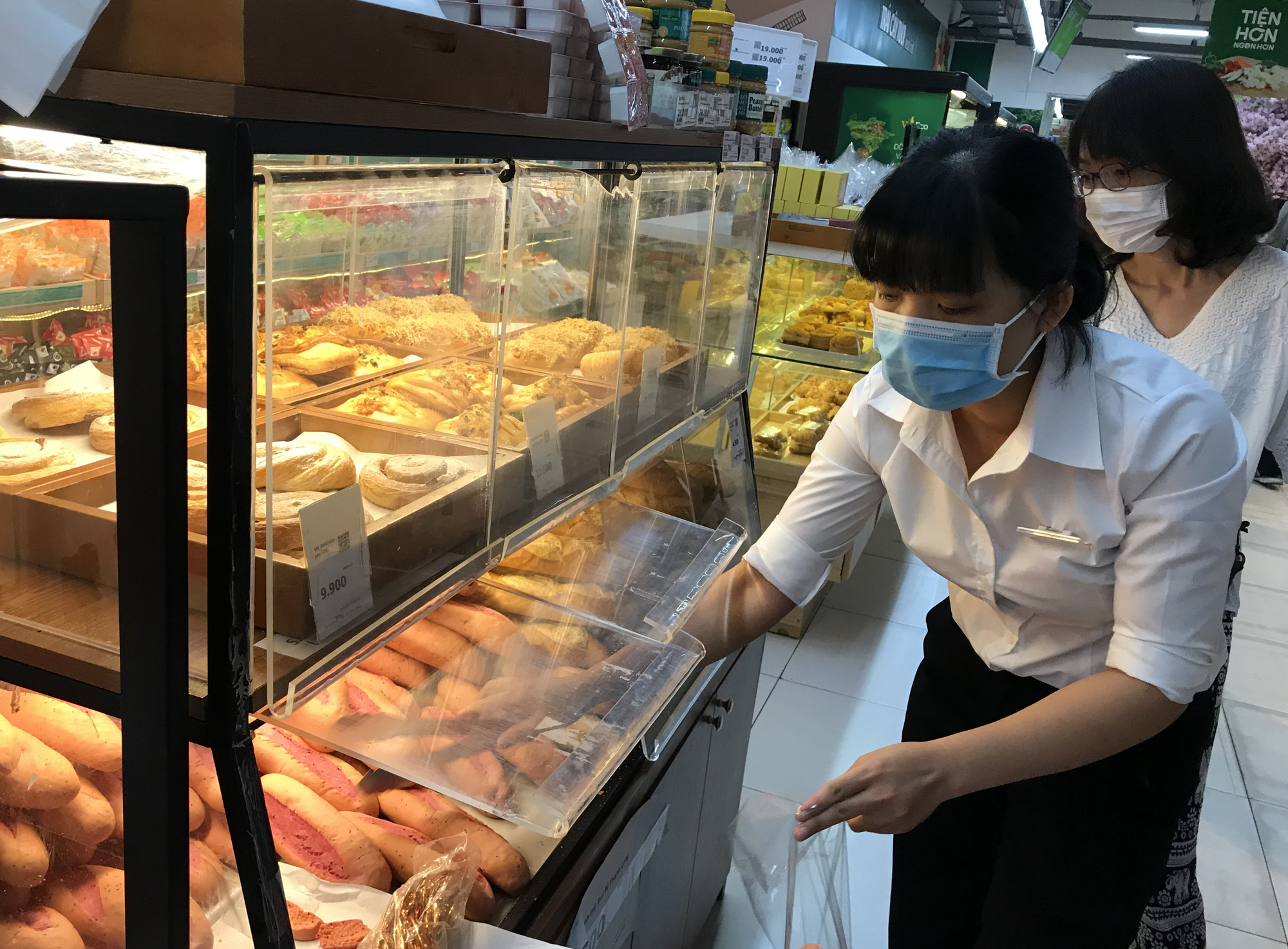 Sau 'vua bánh mì', một loạt siêu thị cùng vào cuộc làm bánh mì thanh long giải cứu nông sản, giá chỉ 4.500 đồng - Ảnh 4. Sau 'vua bánh mì', một loạt siêu thị cùng vào cuộc làm bánh mì thanh long giải cứu nông sản, giá chỉ 4.500 đồng - Ảnh 4.