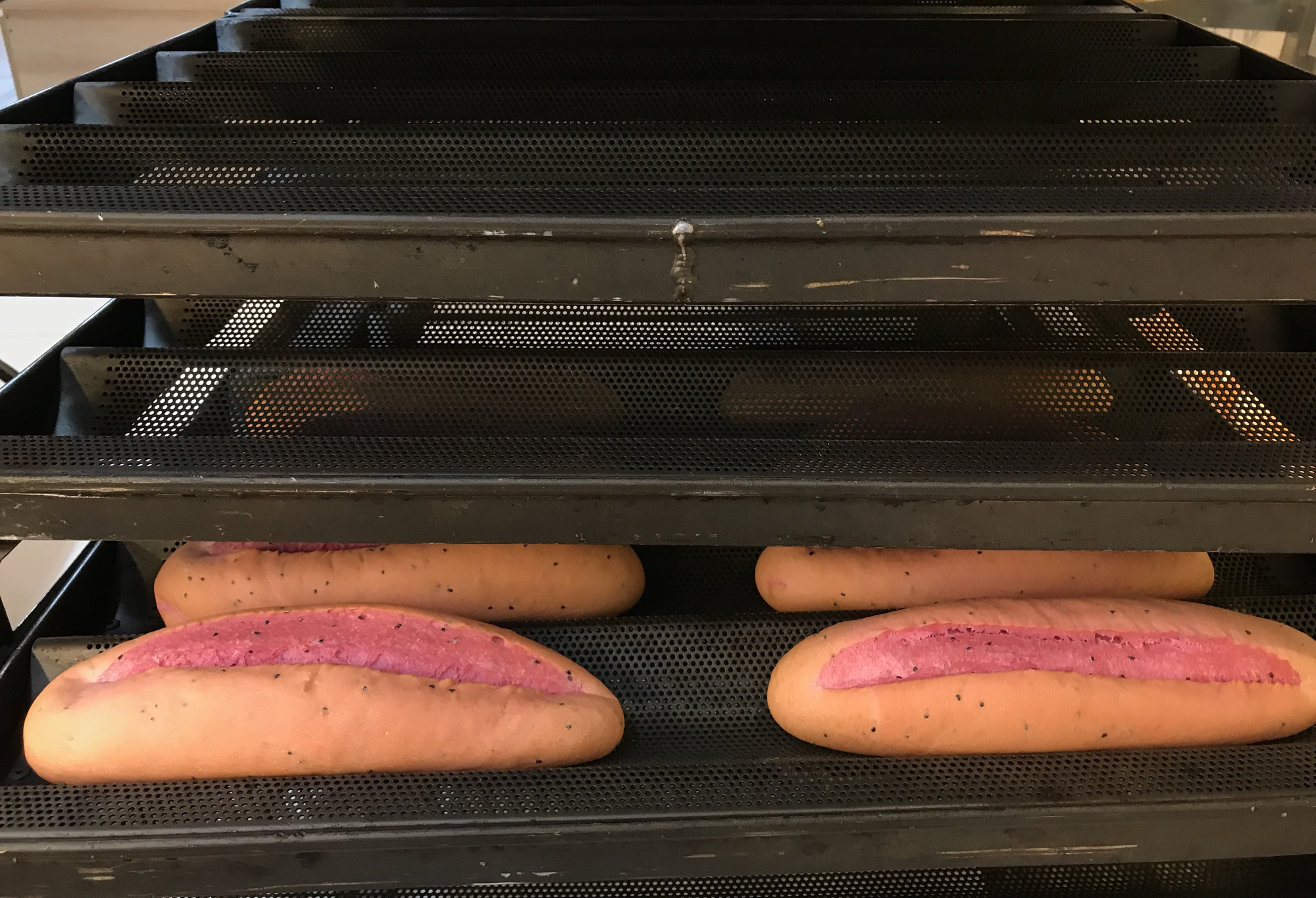 Sau bánh mì thanh long, ông Kao Siêu Lực sáng chế bánh mì dưa hấu tìm đầu ra cho nông sản Việt - Ảnh 4. Sau bánh mì thanh long, ông Kao Siêu Lực sáng chế bánh mì dưa hấu tìm đầu ra cho nông sản Việt - Ảnh 4.