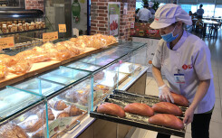 Sau 'vua bánh mì', một loạt siêu thị cùng bán bánh mì thanh long, giá chỉ 4.500 đồng/ổ