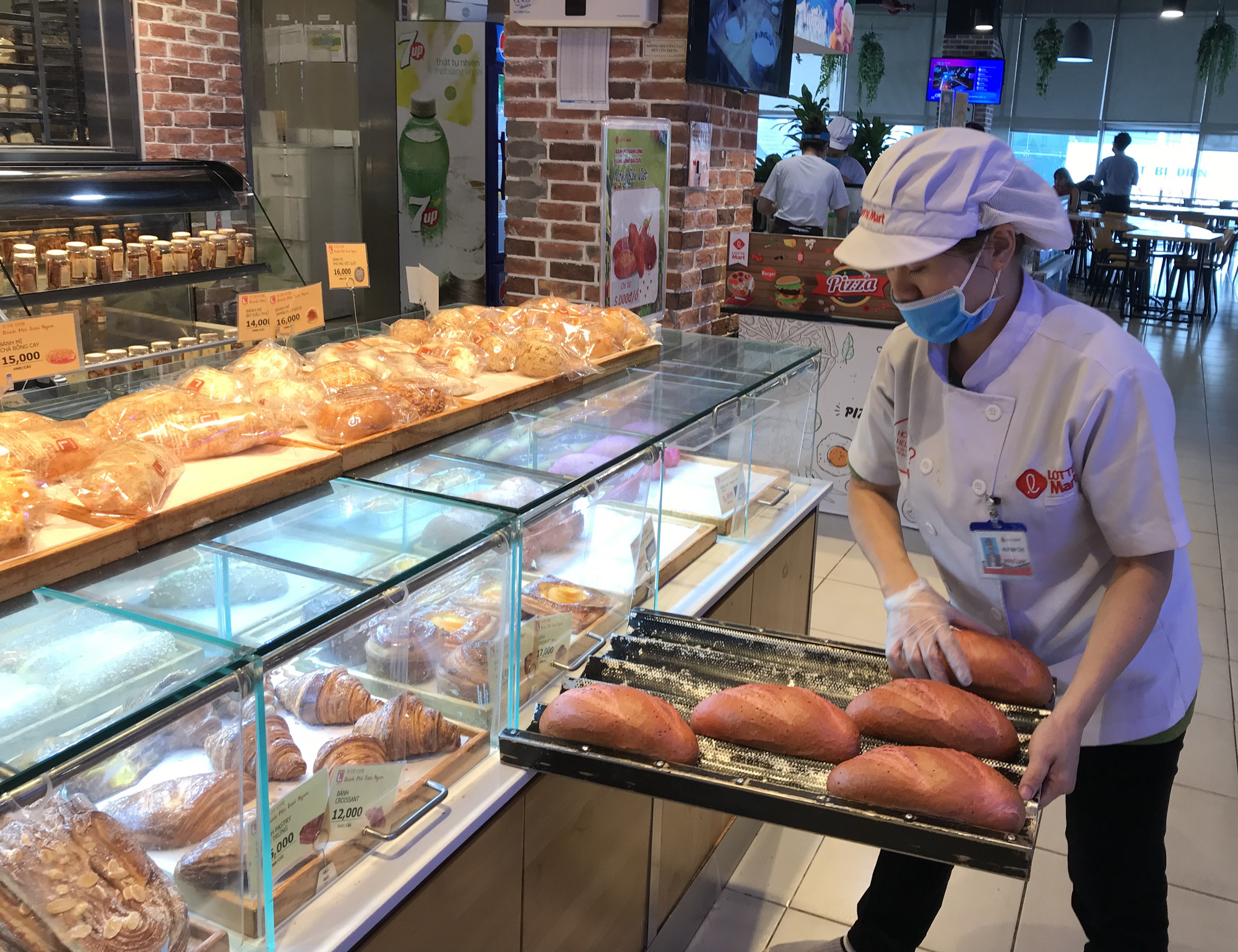 Sau bánh mì thanh long, ông Kao Siêu Lực sáng chế bánh mì dưa hấu tìm đầu ra cho nông sản Việt - Ảnh 3. Sau bánh mì thanh long, ông Kao Siêu Lực sáng chế bánh mì dưa hấu tìm đầu ra cho nông sản Việt - Ảnh 3.