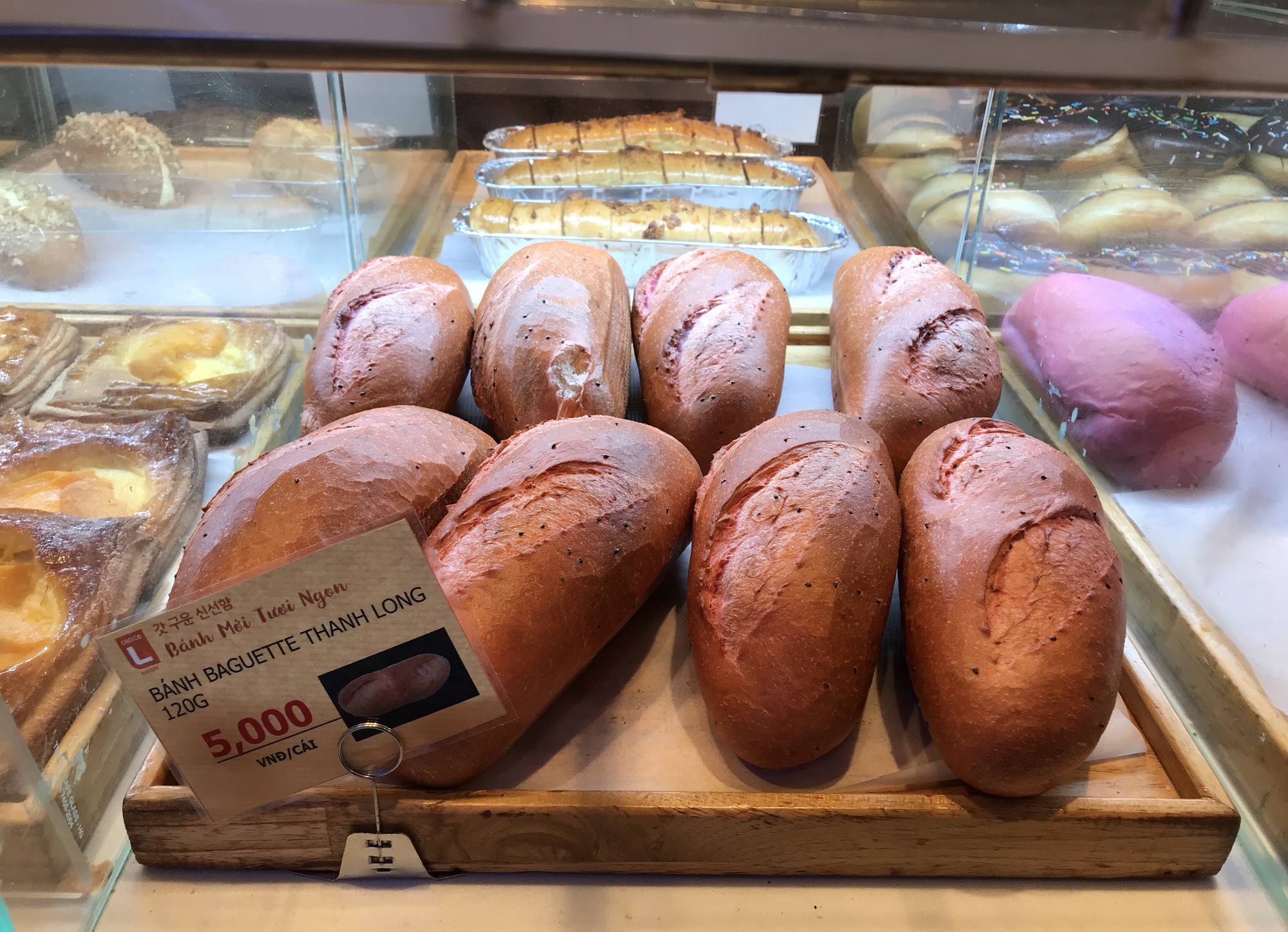 Sau 'vua bánh mì', một loạt siêu thị cùng vào cuộc làm bánh mì thanh long giải cứu nông sản, giá chỉ 4.500 đồng - Ảnh 1. Sau 'vua bánh mì', một loạt siêu thị cùng vào cuộc làm bánh mì thanh long giải cứu nông sản, giá chỉ 4.500 đồng - Ảnh 1.