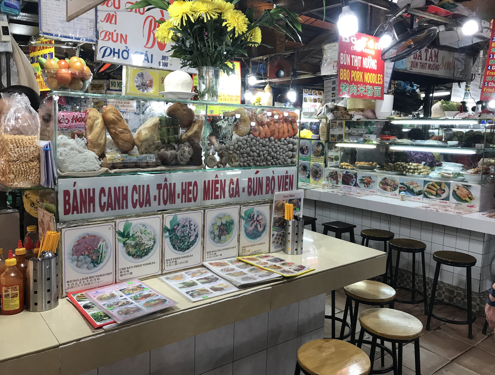 Chợ Bến Thành, Saigon Square ế chưa từng thấy, có tiểu thương đóng cửa, sang sạp vì virus corona - Ảnh 9. Chợ Bến Thành, Saigon Square ế chưa từng thấy, có tiểu thương đóng cửa, sang sạp vì virus corona - Ảnh 9.